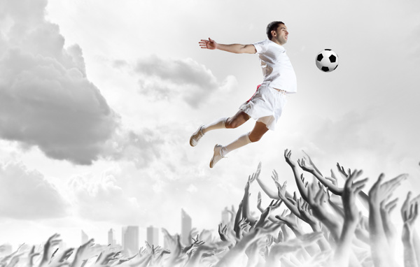天空与足球运动员图片