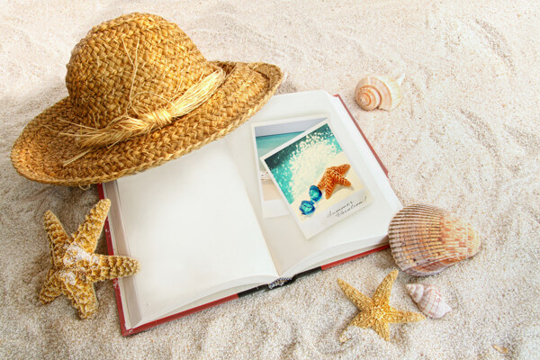 沙滩上的书本图片