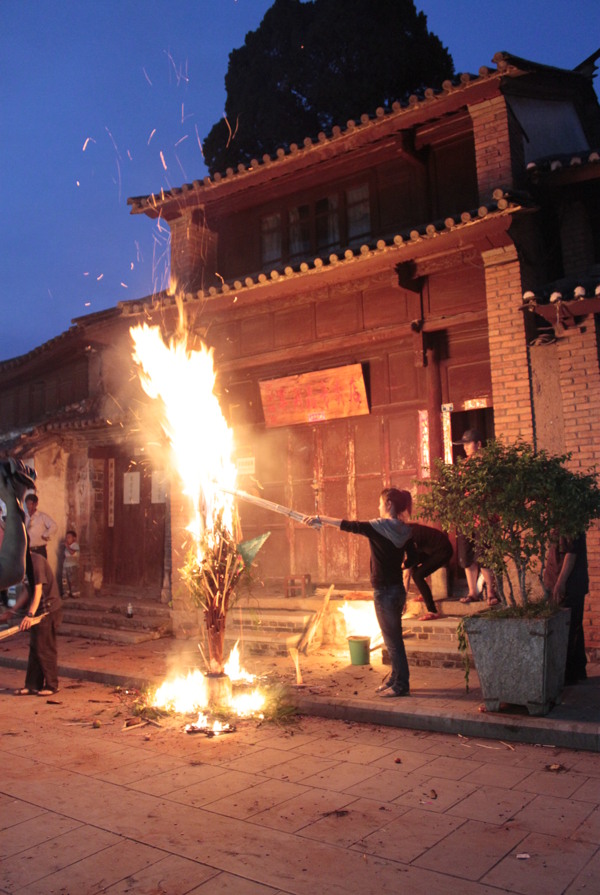 白族火把节图片