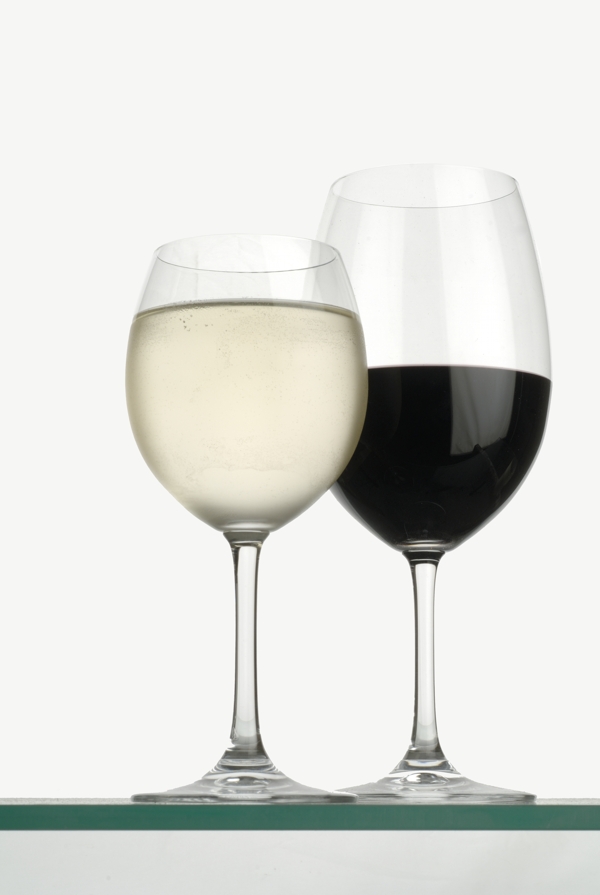 两杯葡萄美酒摄影图片