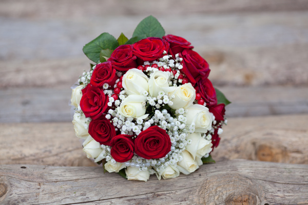 红白相间婚礼花束图片