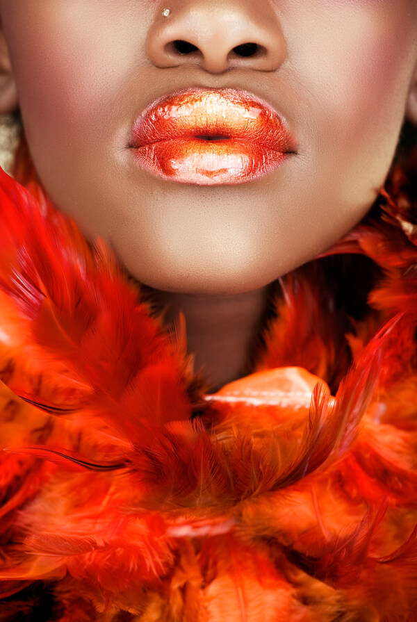 橘色羽毛和美女脸部图片