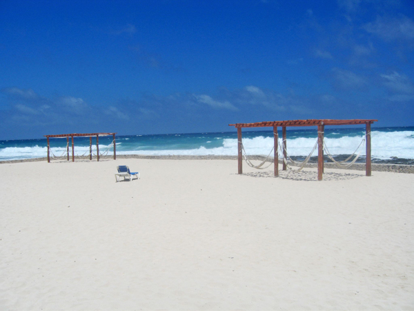 大海沙滩架子椅子图片