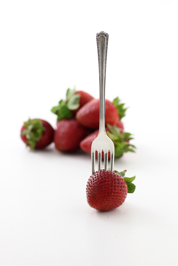 叉子叉草莓图片