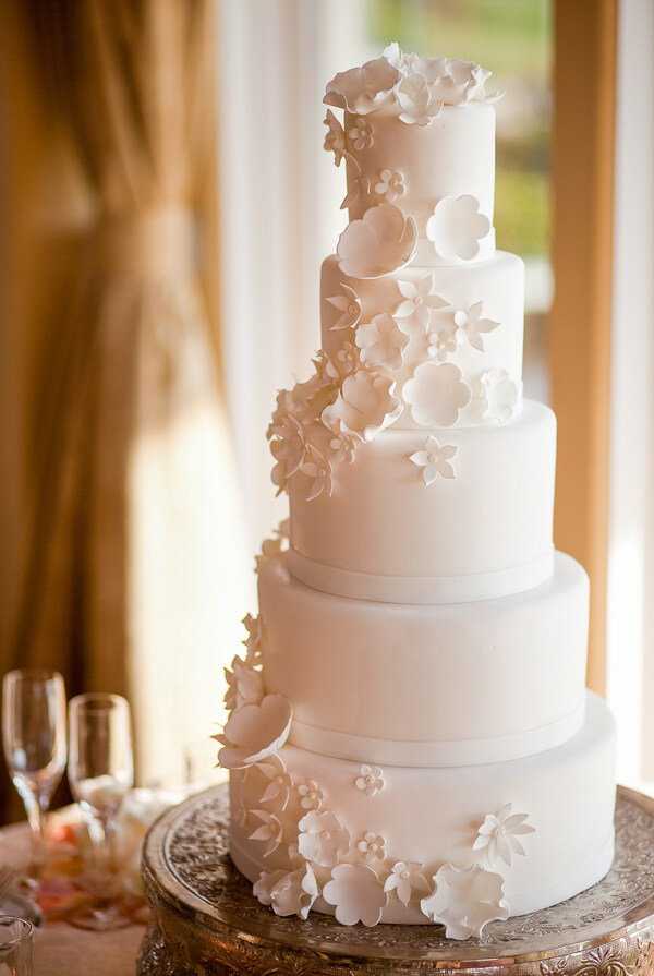 白色婚礼蛋糕图片
