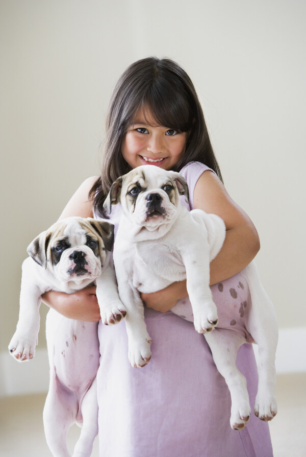 抱着小狗的女孩图片