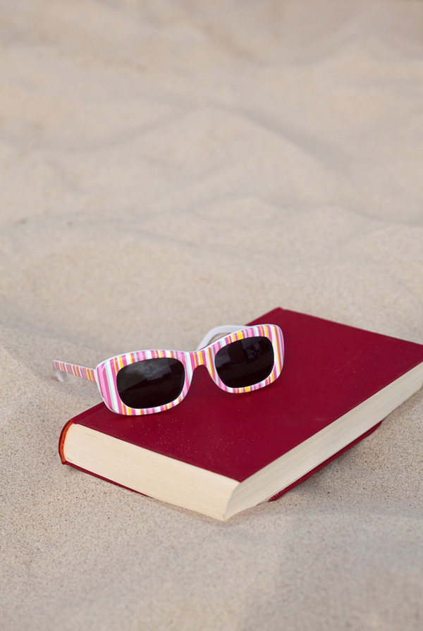 沙滩墨镜和书图片