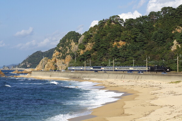 滩涂上的火车图片
