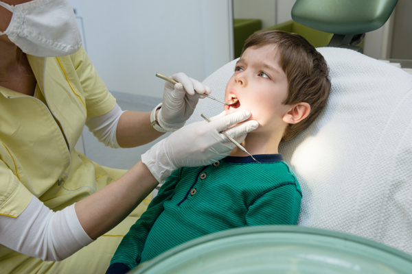看牙医的小男孩图片
