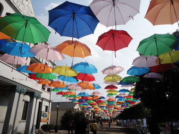 景区商业街悬挂彩色伞