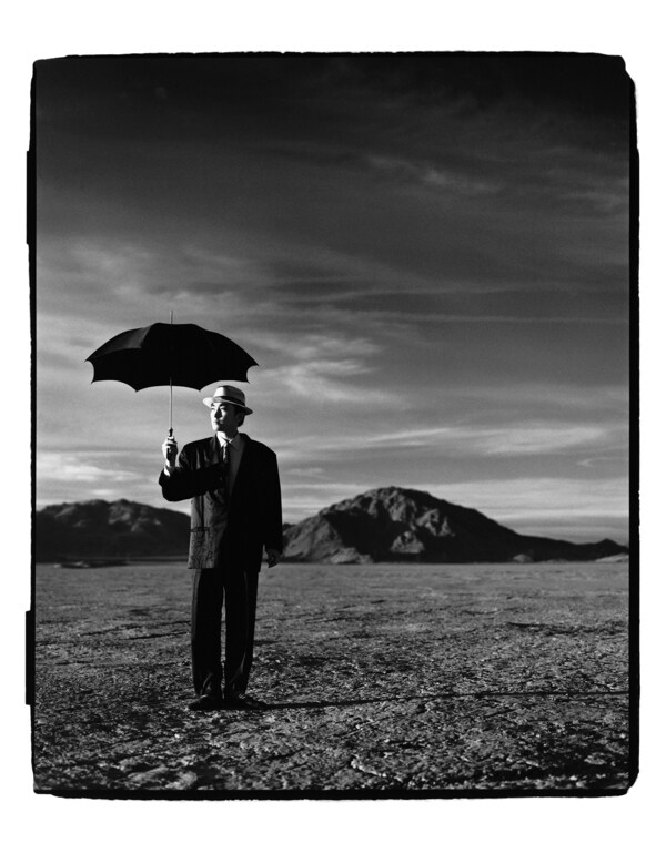 打雨伞的男人图片