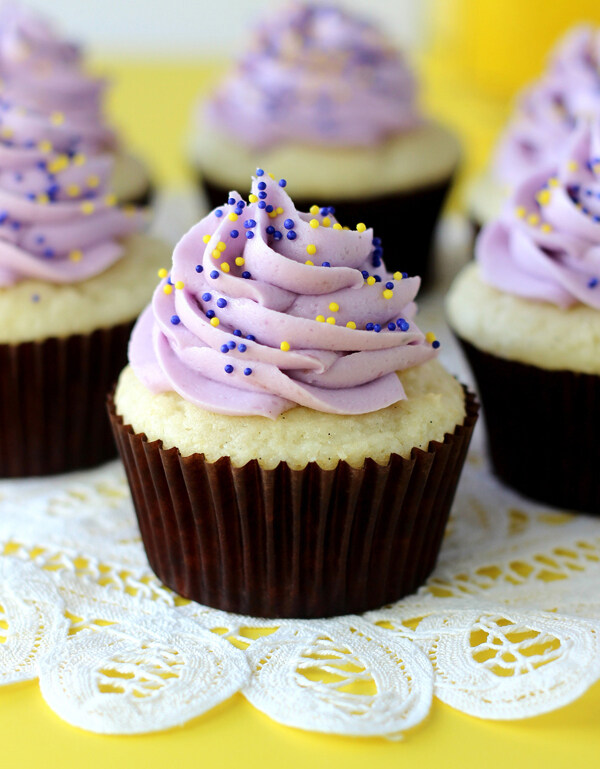 紫色纸杯蛋糕图片