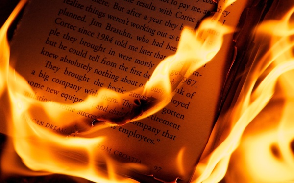 逐渐燃烧的书籍图片