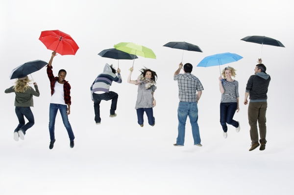 打雨伞跳跃的外国职业男女群体图片