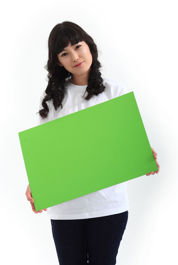 抱着绿色牌子的韩国美女图片