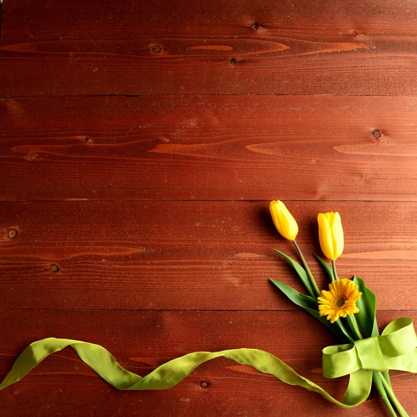 木板上的黄色花朵图片