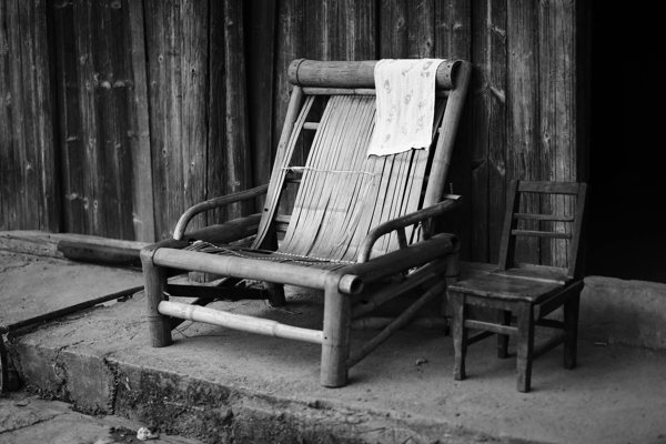 黑白座椅摄影图片