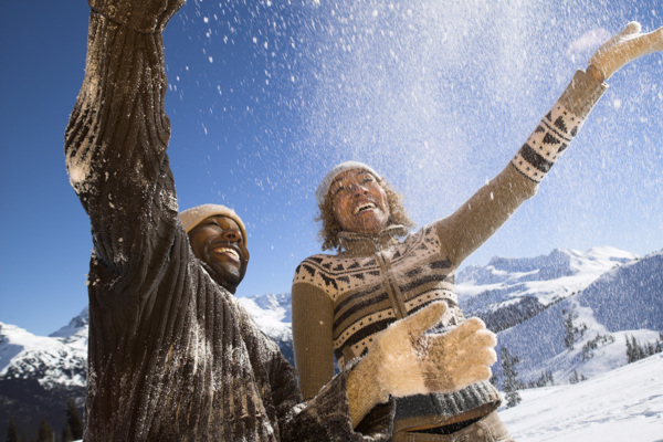 玩雪的黑人情侣图片