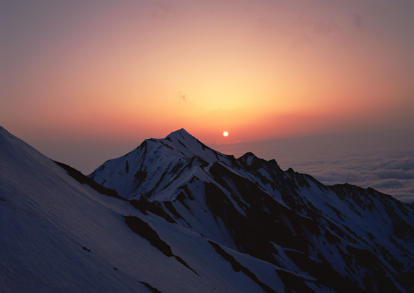 雪山与夕阳图片