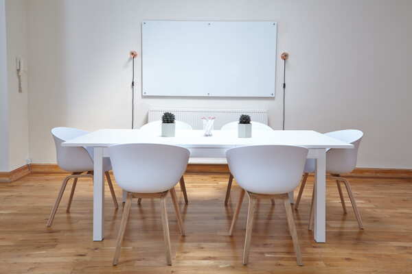 白色会议室桌子图片