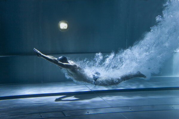 潜水的男子运动员图片