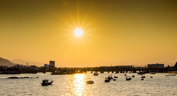 朝阳下的渔港高清图片