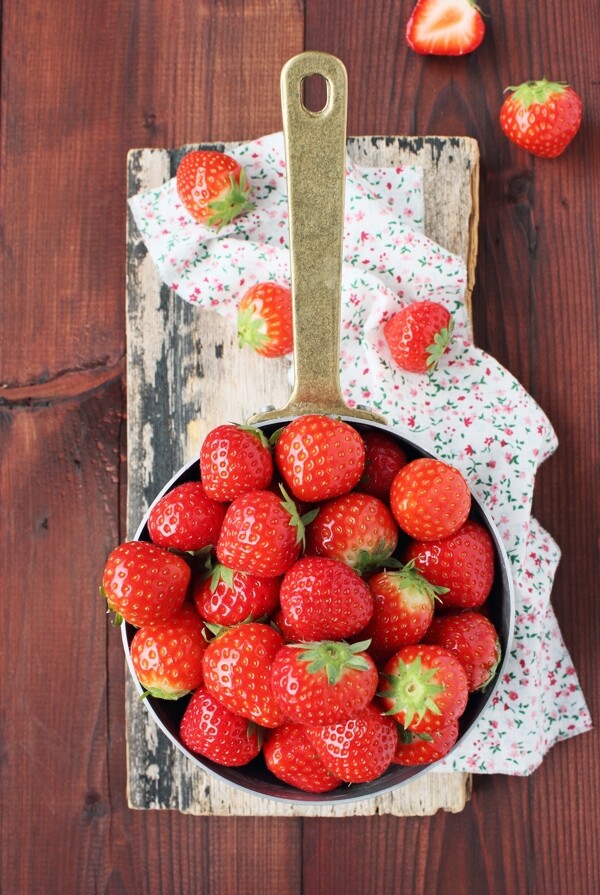 锅具里的草莓