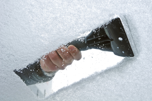 正在给汽车清雪的人物图片