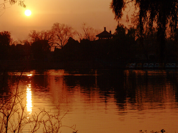 湖畔夕阳金辉图片