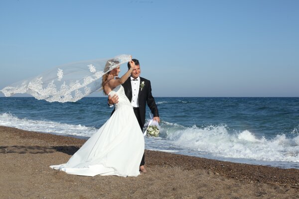 海滩上的情侣结婚照图片