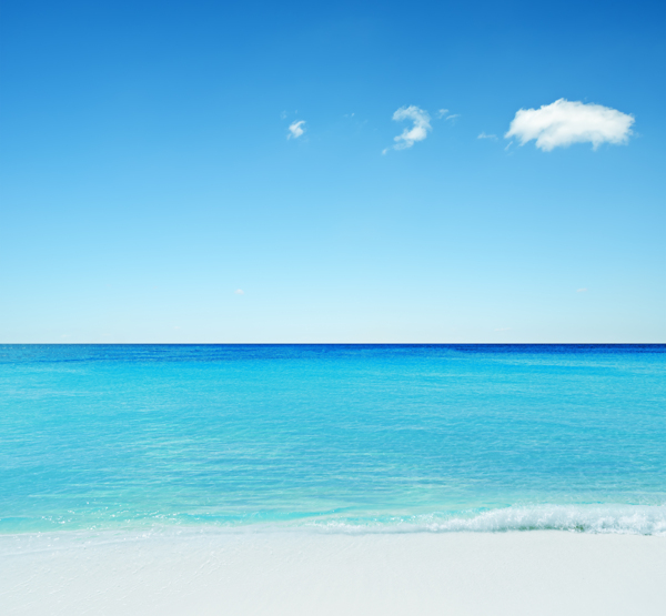 蓝天白云下的海滩风景图片