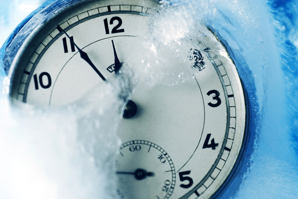 冰块融化的钟表图片