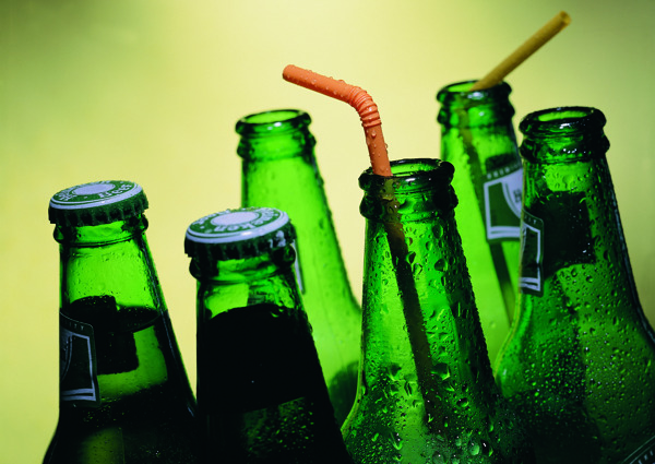 绿色啤酒瓶图片