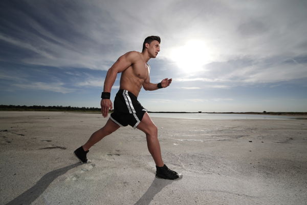 沙滩跑步的男人图片