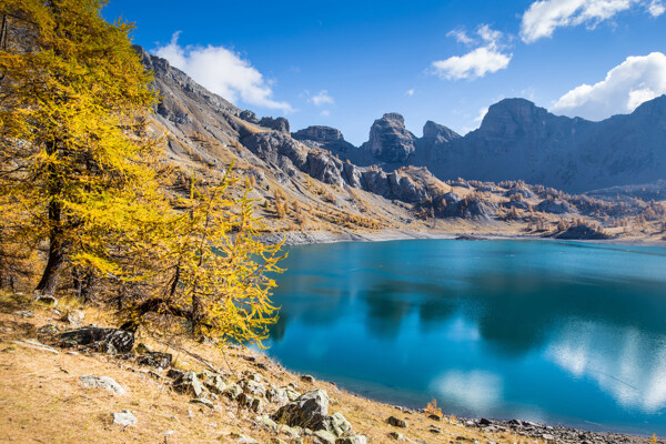湖泊山峰美景图片