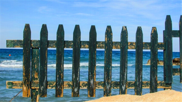 海滩木栅栏图片