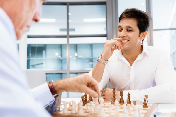 开心下国际象棋的商务男人图片