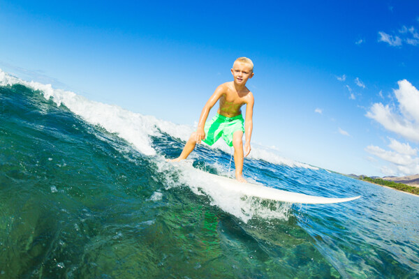 海上冲浪的外国小男孩图片