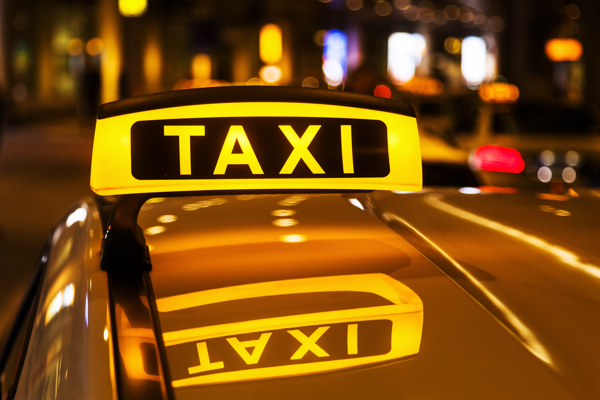 夜灯下的出租车标志图片