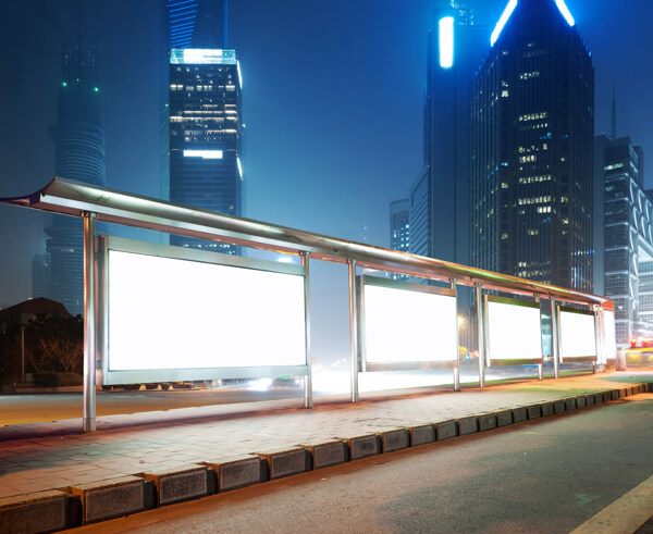 上海夜景与站台灯箱广告