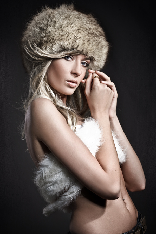 带着绒帽的冬季性感美女图片