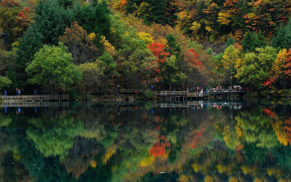 秋季湖泊风景图片