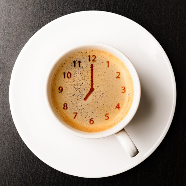 咖啡内的钟表图片
