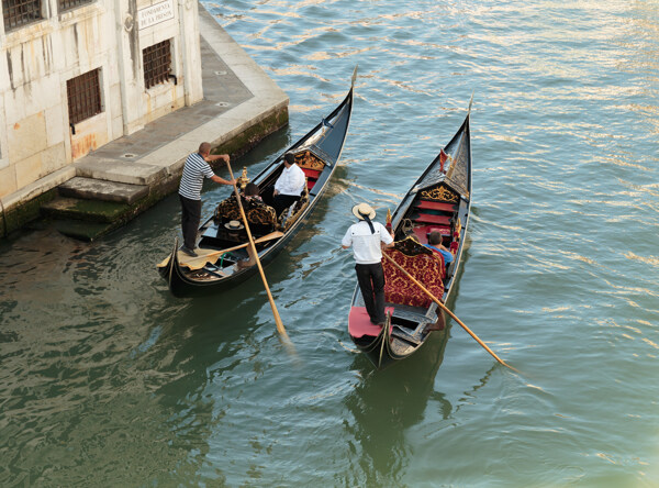 水城河流上的木船