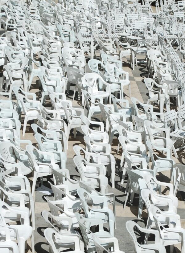 白色的塑料椅子背景