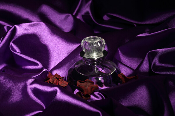 紫色丝绸上的香水图片
