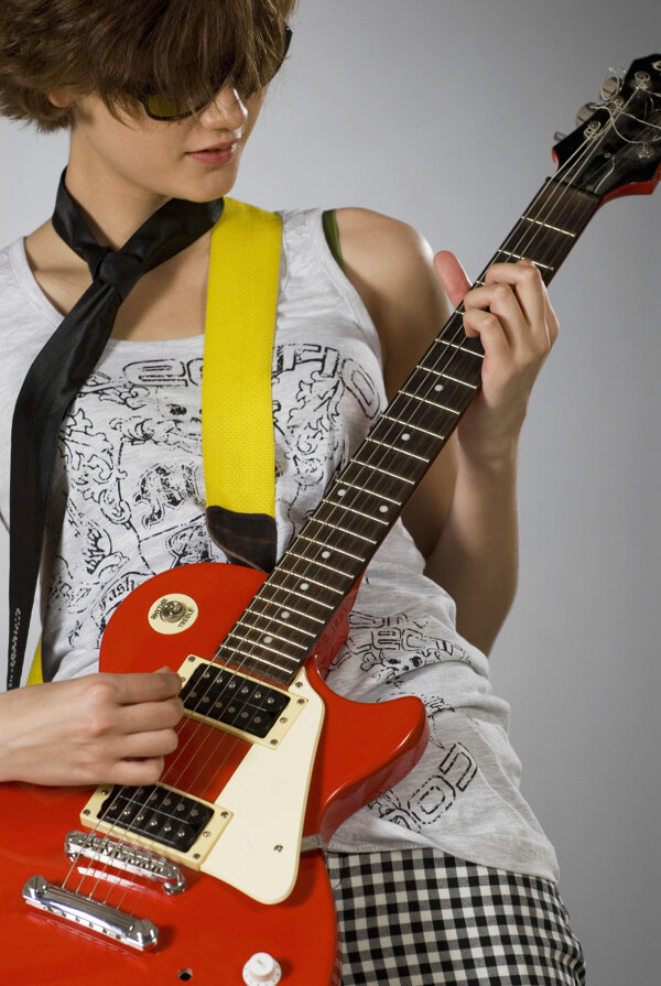 弹奏电子吉它的外国美女图片图片