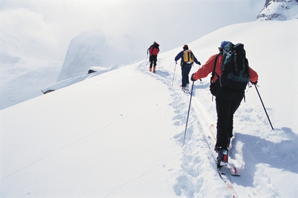 登山的滑雪运动员摄影图片