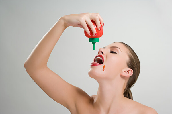 吃蕃茄酱的美女图片