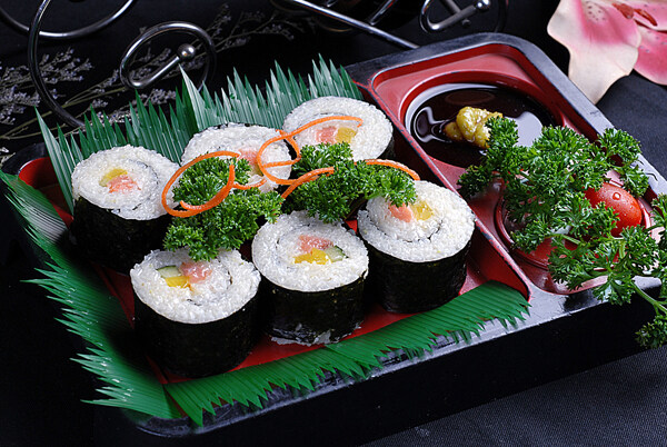 日本料理三文鱼寿司图片